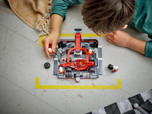 Lego F1 Pit Stop and Pit Crew with Ferrari Car 60443