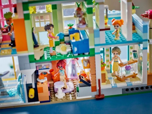 Lego Heartlake City Apartments and Stores 42670