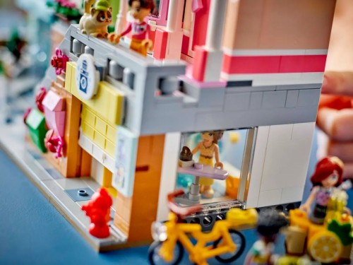 Lego Heartlake City Apartments and Stores 42670