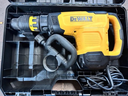 DeWALT D25881K