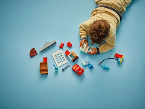 Lego McQueens Visit to Docs Garage 10456