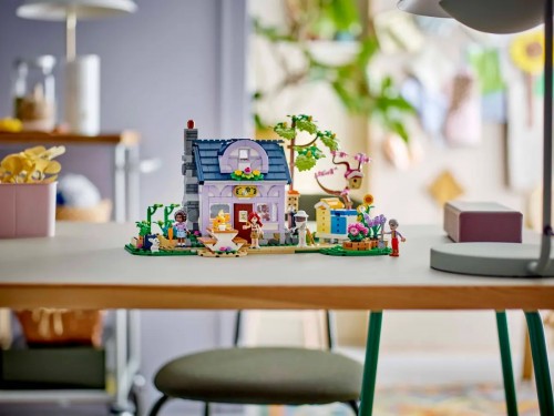 Lego Beekeepers House and Flower Garden 42669