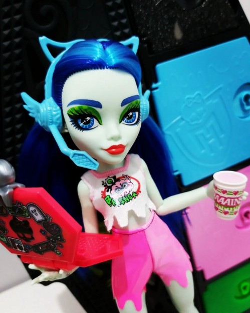 Monster High Skulltimate Secrets: Neon Frights Ghoulia Yelps