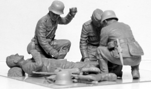 ICM WWII German Military Medical Personnel (1:35)