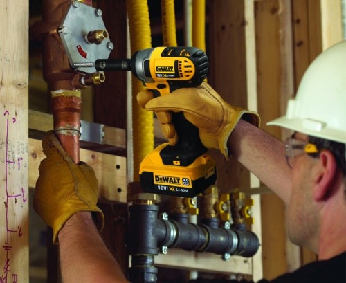 DeWALT DCF880M2