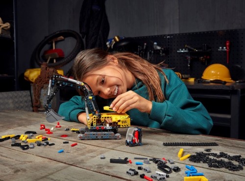 Lego Heavy-Duty Excavator 42121