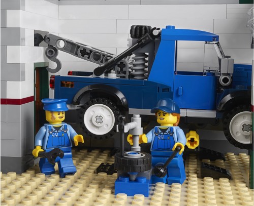 Lego Corner Garage 10264