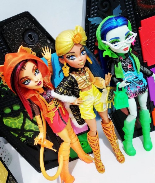 Monster High Skulltimate Secrets: Neon Frights Ghoulia Yelps