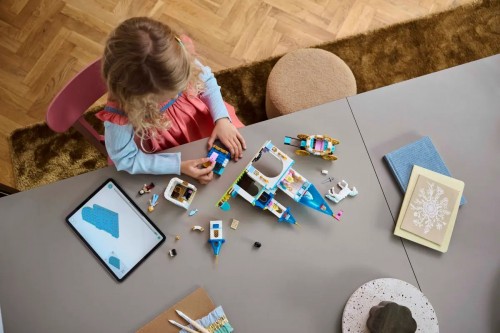 Lego Cinderellas Castle and Horse Carriage 43275