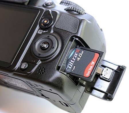 Разъем для карты памяти в фотоаппарате Nikon D3100