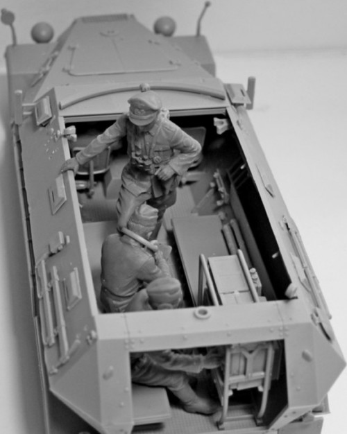 ICM Sd.Kfz.251/6 Ausf.A with Crew (1:35)