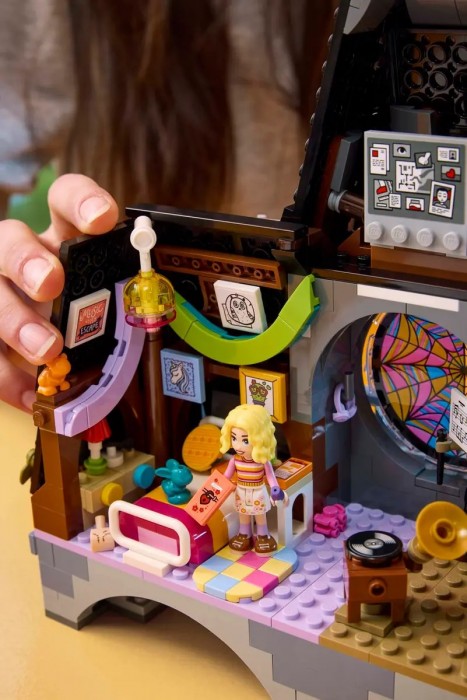 Lego Wednesday and Enids Dorm Room 76781