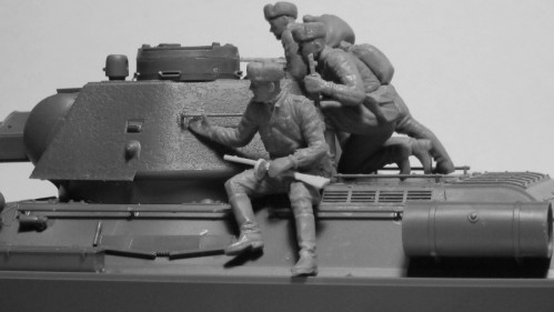 ICM T-34-76 with Soviet Tank Riders (1:35)