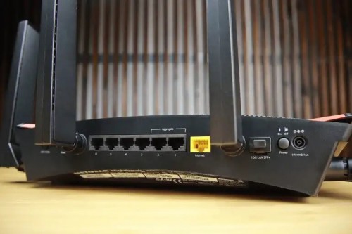 NETGEAR XR700