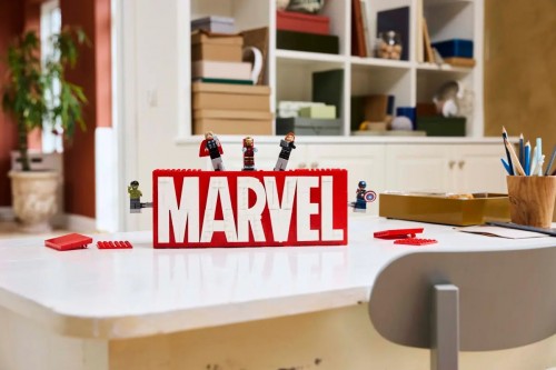 Lego Marvel Logo and Minifigures 76313