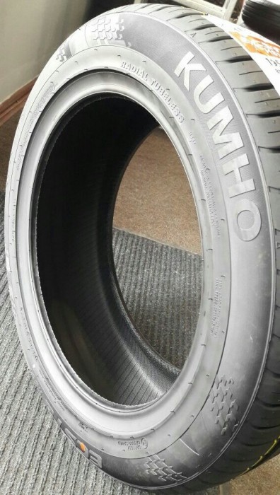 Kumho Ecsta HS51