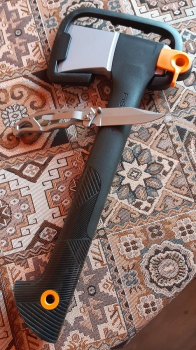 Fiskars Axe + Paraframe knife