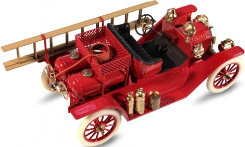 ICM Model T 1914 Fire Truck with Crew (1:24)