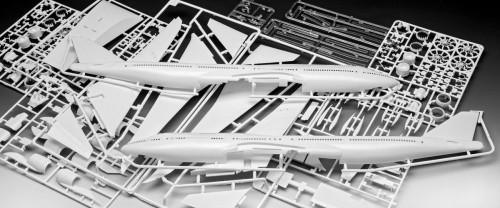 Revell Boeing 747-8 Lufthansa New Livery (1:144)