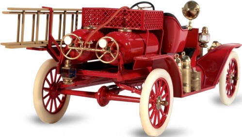 ICM Model T 1914 Fire Truck with Crew (1:24)