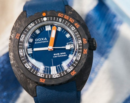 DOXA SUB 300 Carbon Caribbean 822.70.201.32