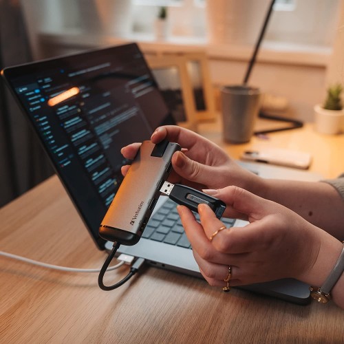 Verbatim USB-C Multiport Hub with Card Reader