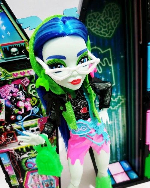 Monster High Skulltimate Secrets: Neon Frights Ghoulia Yelps