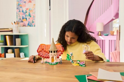 Lego Glinda and Elphaba Visit Munchkinland 75690