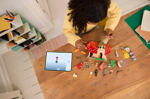 Lego Glinda and Elphaba Visit Munchkinland 75690