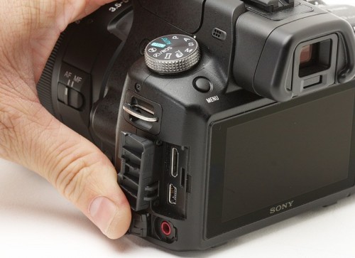 Сбоку под резиновой заглушкой находятся порт USB и HDMI