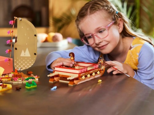 Lego Moanas Adventure Canoe 43270