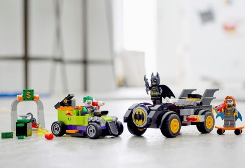 Lego Batman vs The Joker Batmobile Chase 76180