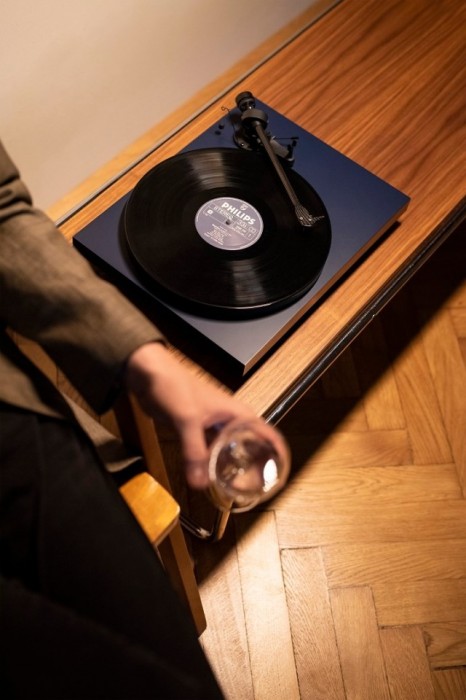 Pro-Ject Debut Carbon EVO/2M Red
