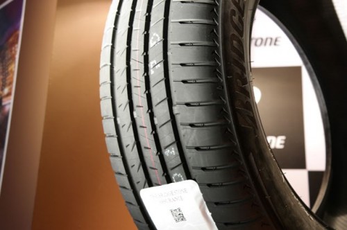 Bridgestone Alenza 001